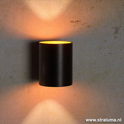Zwarte lampen met een goud accent Goud in een zwarte basis; elegante verlichting