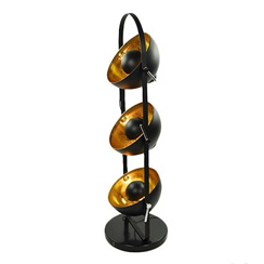 Zwarte lampen met een goud accent Zwart/goud in een witte basis; moderne verlichting