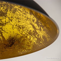 In de spotlight; de mooiste zwart/gouden lampen Grote zwarte plafondlamp met goud