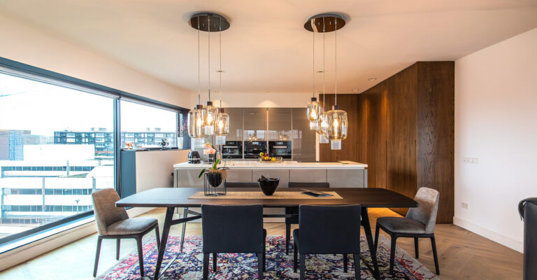 Tumpnail 2 of 3 lampen ophangen boven eettafe