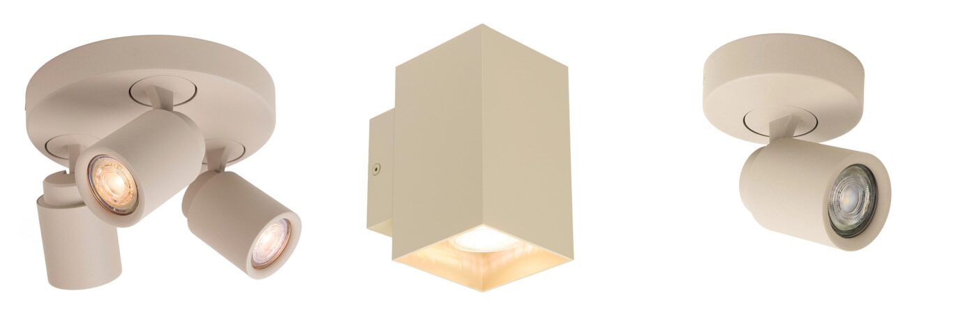 Drie moderne zandkleurige spots van Straluma voor wand en plafond, met draaibare lichtkoppen in een strak design.
