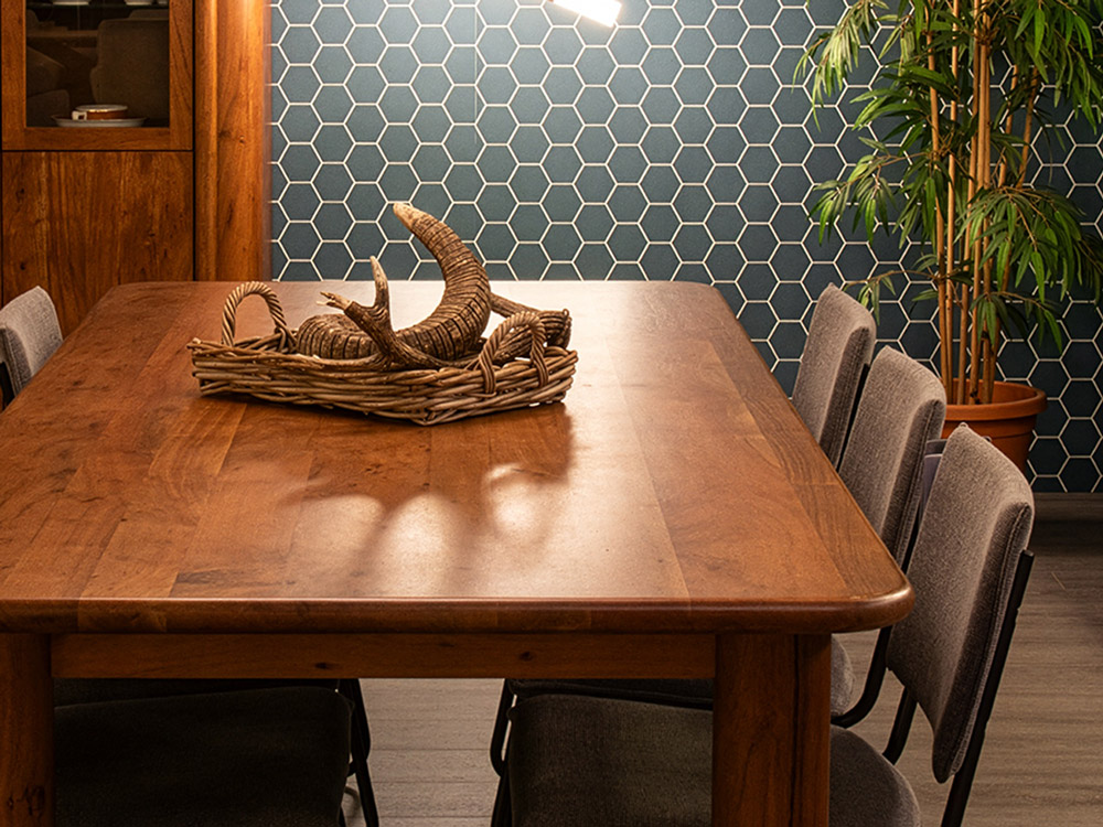 Houten eettafel met grijze eetkamerstoelen en decoratief mandje in modern interieur