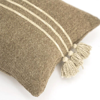 02910312 kussen met kwastjes taupe detail.jpg