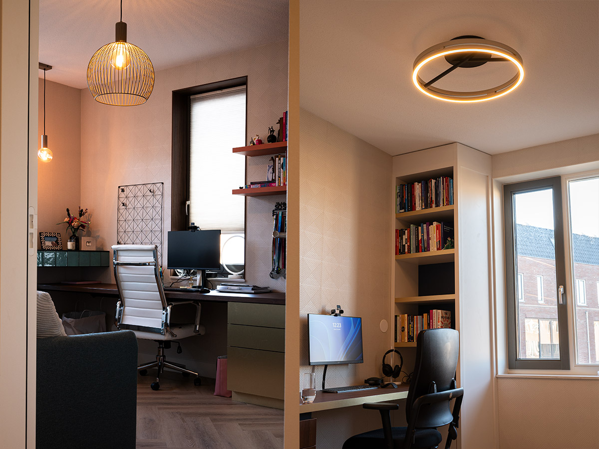 Thuiswerkplek met warme hanglamp en moderne plafondlamp, lichtontwerp en verlichting verzorgd door Straluma.