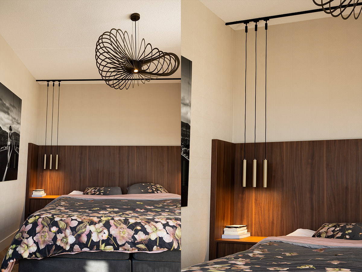 Design plafondlamp en slanke hanglampen naast het bed in een moderne slaapkamer, lichtontwerp door Straluma.