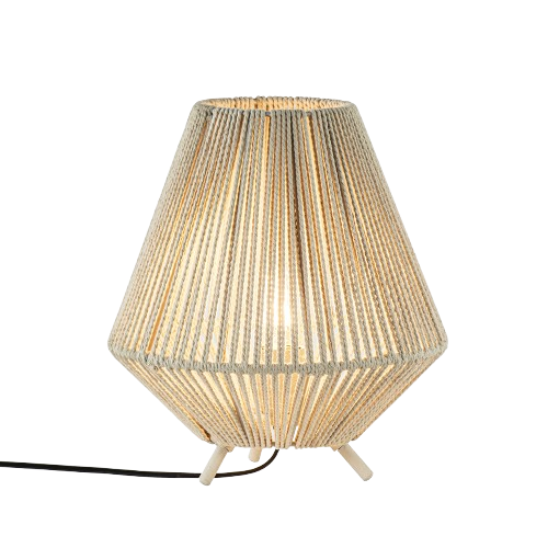 Beige tafellamp van Straluma met opengewerkte rotan-look en warm licht op drie kleine pootjes.