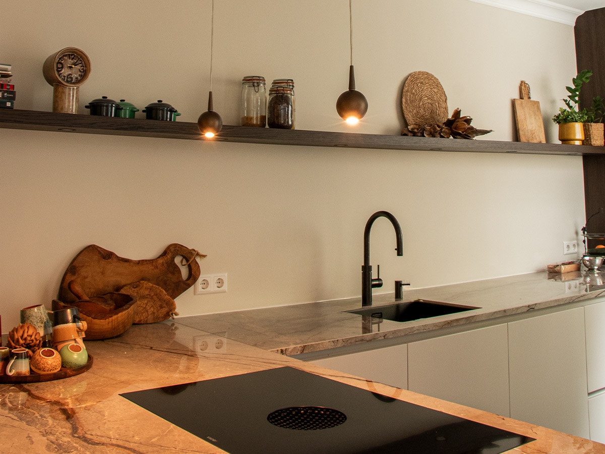 Minimalistische hanglampjes boven marmeren keukenblad in moderne keuken van een woning in Hendrik-Ido-Ambacht, geplaatst door Straluma.