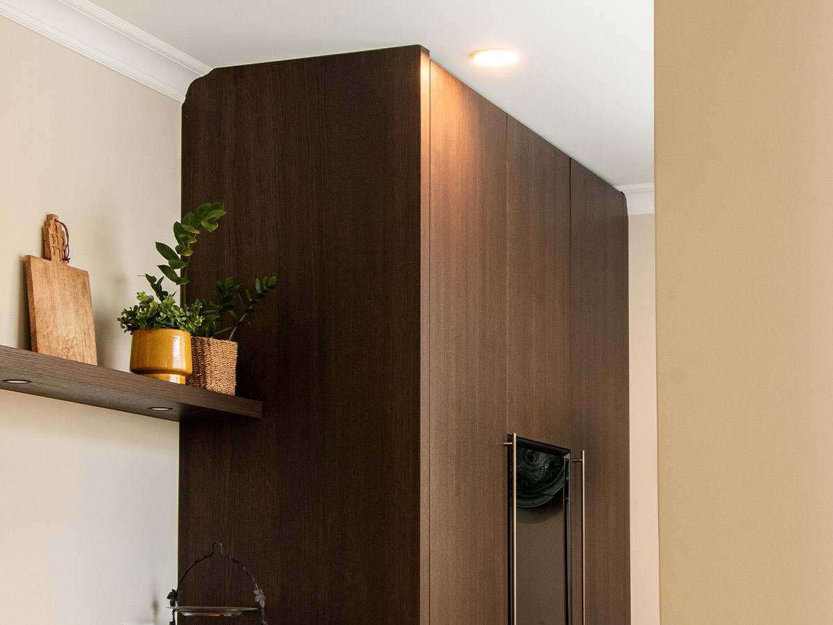 Subtiele ingebouwde plafondspot van Straluma in moderne keuken in Hendrik-Ido-Ambacht.