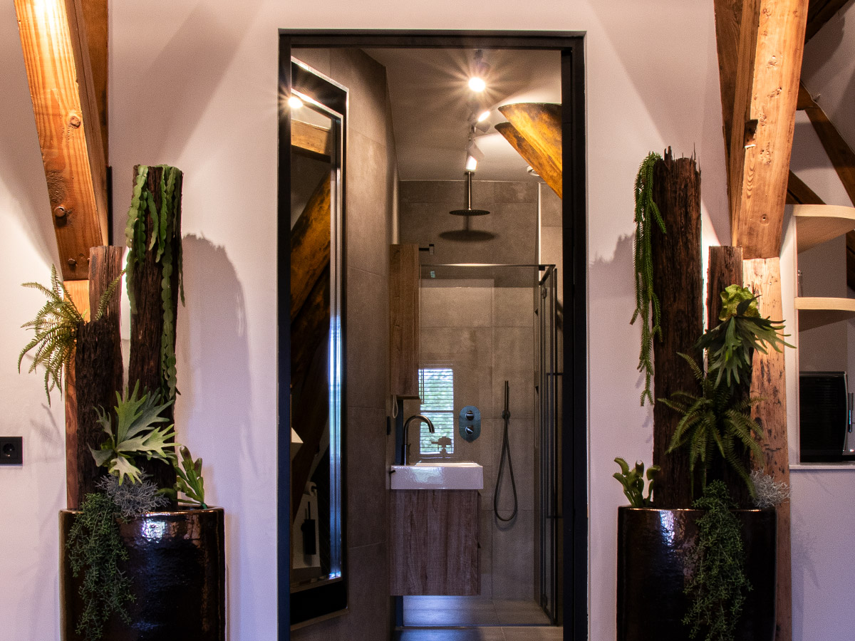 Sfeervol verlichte doorgang richting toiletruimte in Het Wapen van Rhoon, met moderne spots van Straluma.