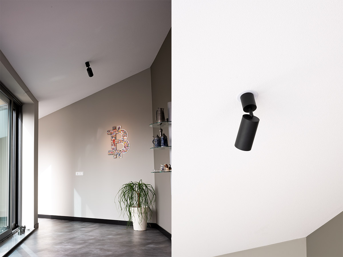 Richtbare opbouwspot op plafond in modern penthouse met schuine wand