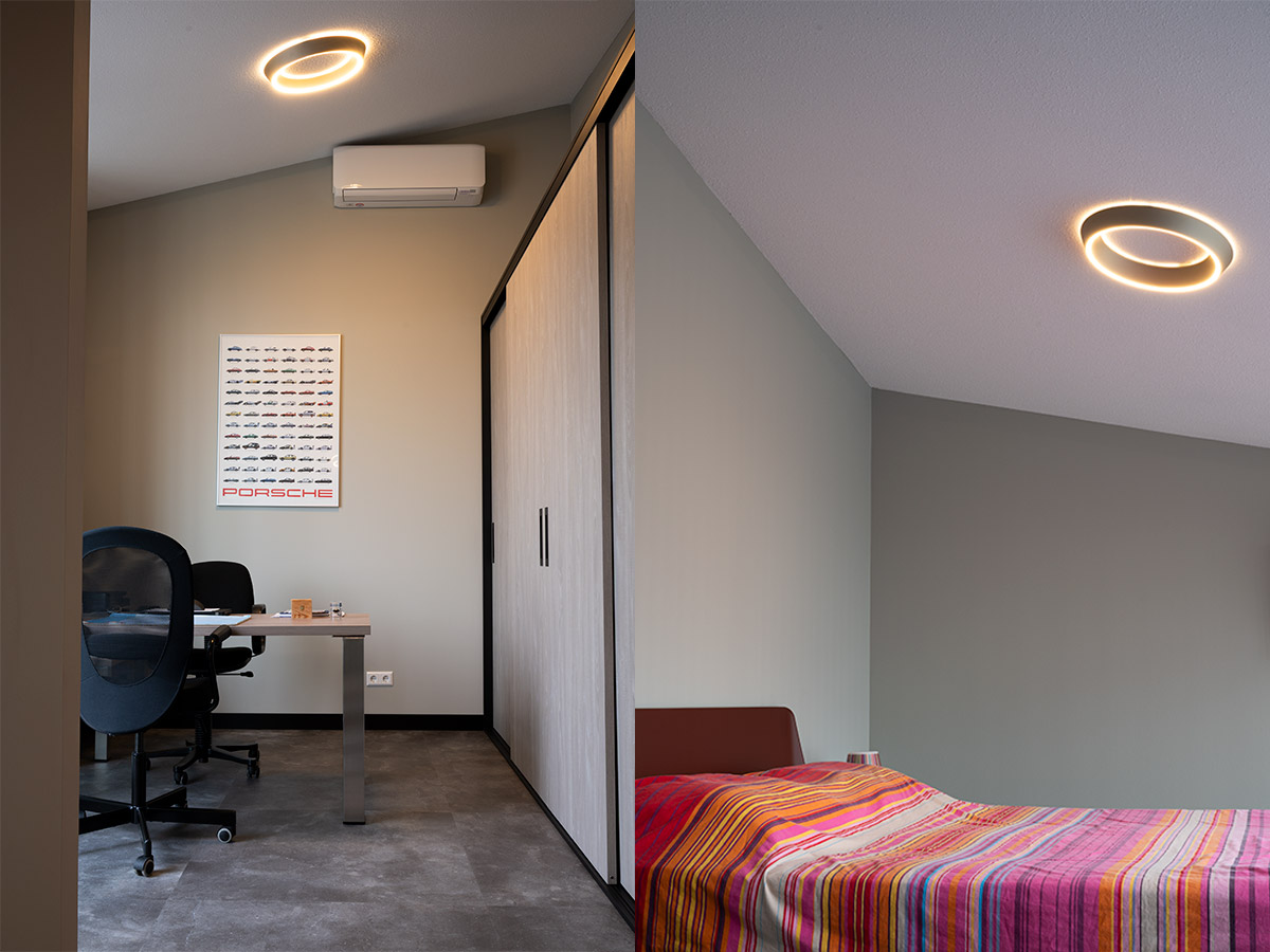 Slaapkamer en werkruimte met design plafondlamp in modern penthouse