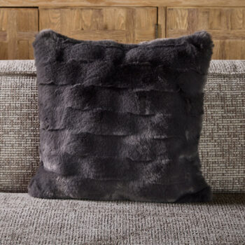 18150016 elias fauxfur kussen zwart detail sfeer.jpg
