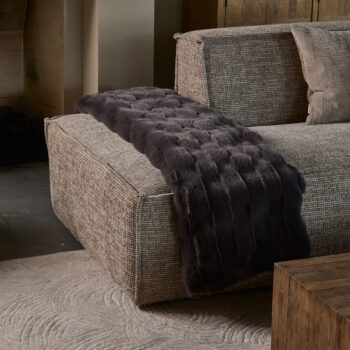 18150017 elias fauxfur kleed zwart detail sfeer.jpg