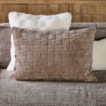 18150018 baignes pillow bruin detail sfeer.jpg
